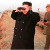 Pemimpin Korea Utara Kim Jong Un menggunakan teropong untuk memantau pergerakan pasukan dalam sebuah latihan militer.